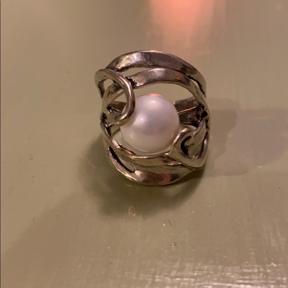 Gorgeous unique pearl ring